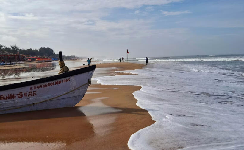 Calangute / Baga beach Calangute beach - Sandy beach with fishing boat, gentle waves, and open ocean views.